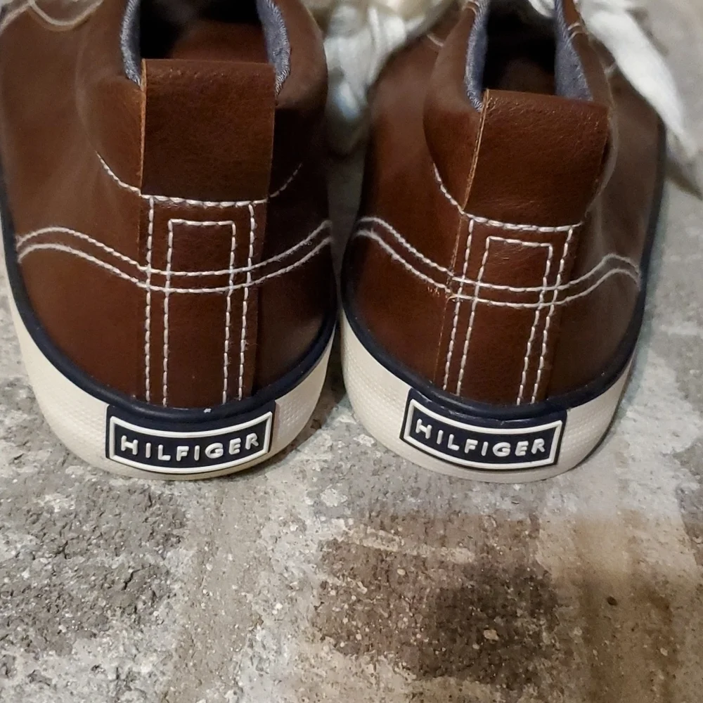 Tommy Hilfiger Shoes size 2 dark brown sneakers shoes kids